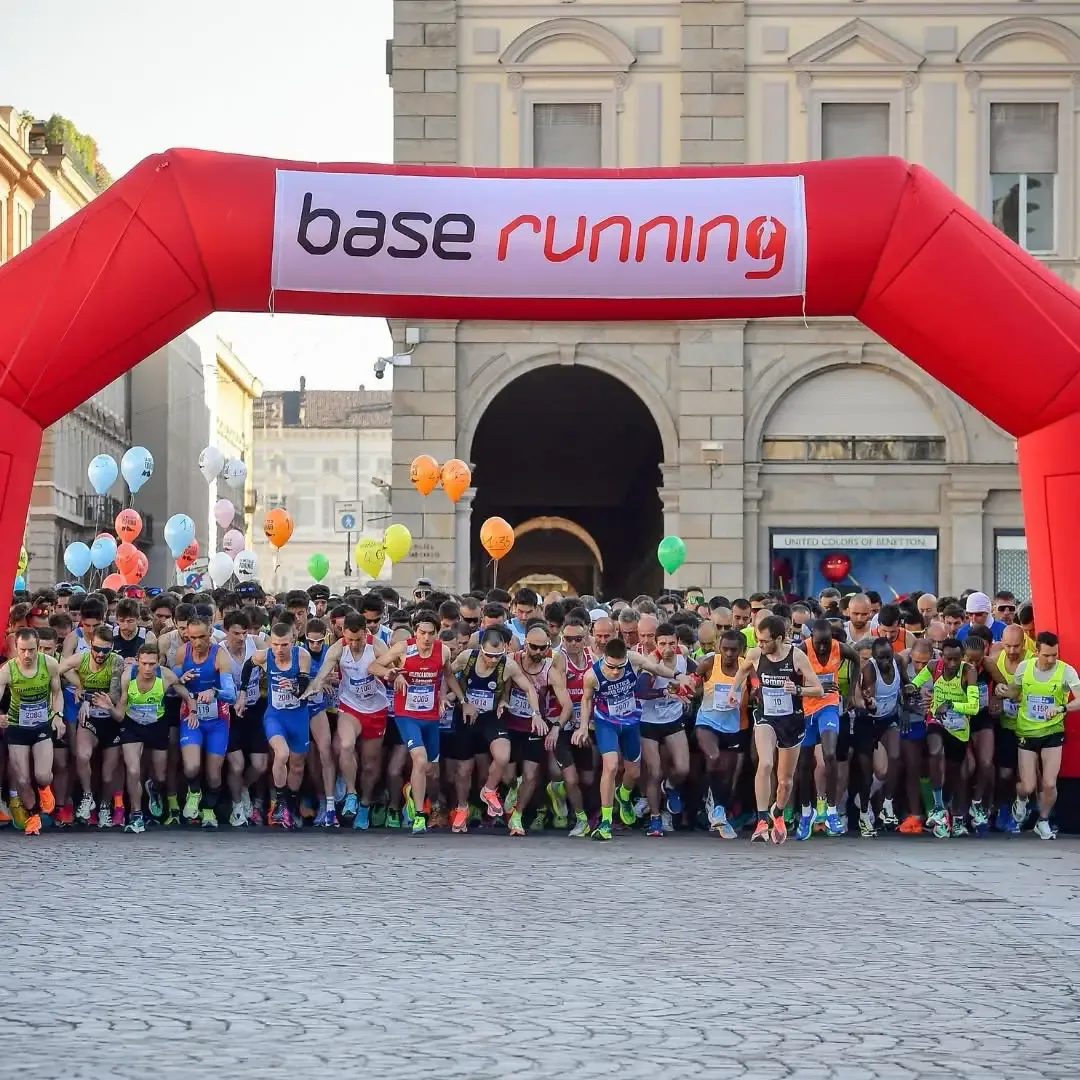Partenza di una gara Base Running sotto l’arco rosso
